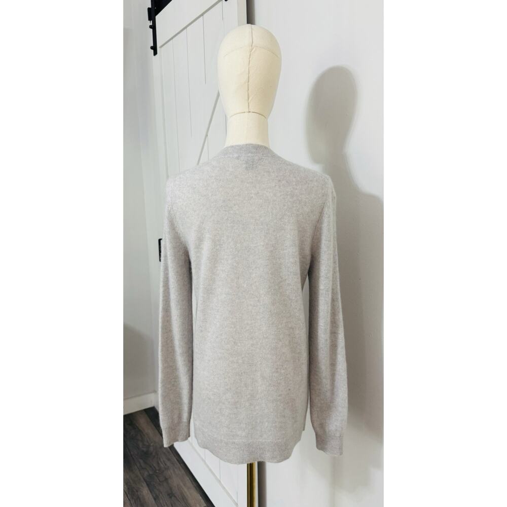 Saks Fifth Avenue Women’s Size S 100% Cashmere V-Neck Sweater Gray Luxury Knit - Picture 4 of 8